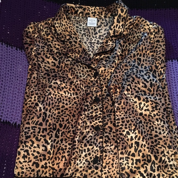 Satin soft feel Cheetah 🐆 print pajama 2 piece set - Picture 2 of 5